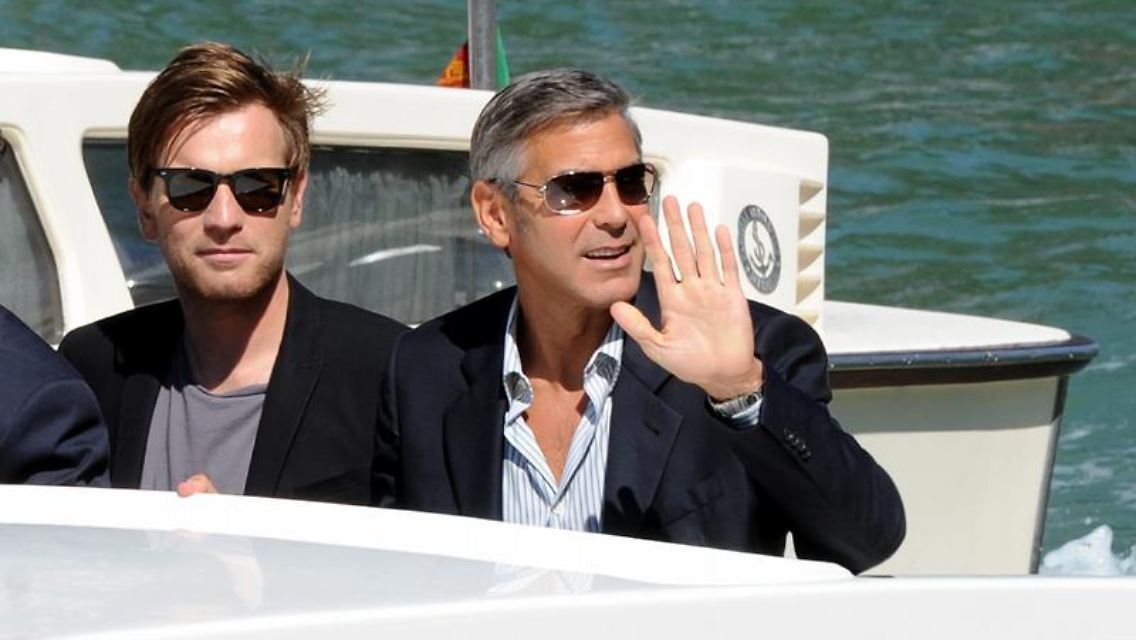 Letztendlich braucht man in Venedig aber doch ein Boot! George und sein nicht minder hübscher Kollege Ewan McGregor laufen ein.