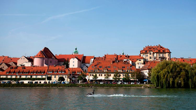 Blick über den Fluss Drau auf Maribor.