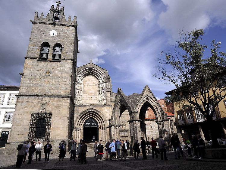 Die Kirche Igreja de Nossa Senhora da Oliveira.