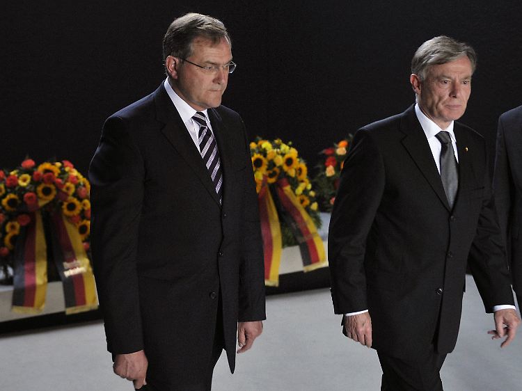 Bundespräsident Köhler und Verteidigungsminister Jung legten Kränze nieder.