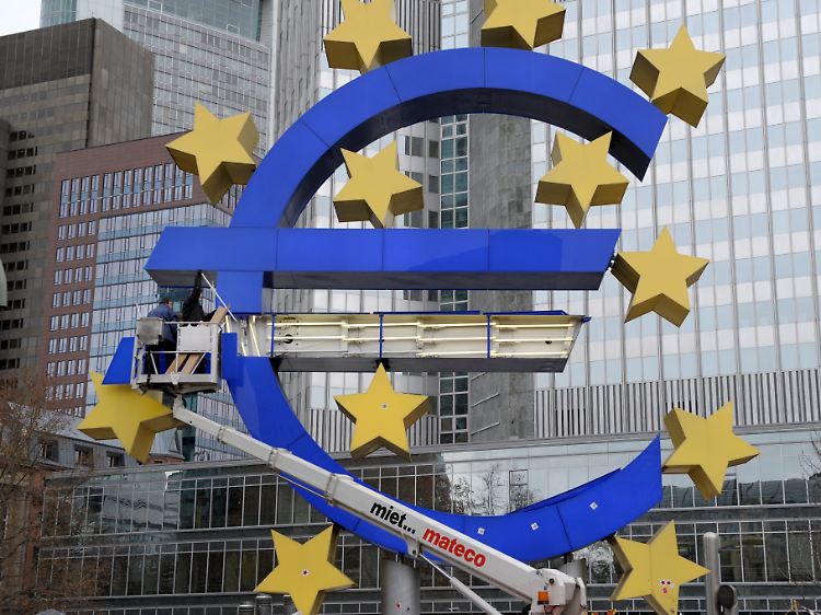 Unbeirrt von den laufenden Sanierungsarbeiten an den tragenden Strukturen der Eurozone wechselten diese beiden Leuchtstoff-Experten am Nikolastag die Leuchstoffröhren im überlebensgroßen Währungssymbol vor der Zentralbank aus.