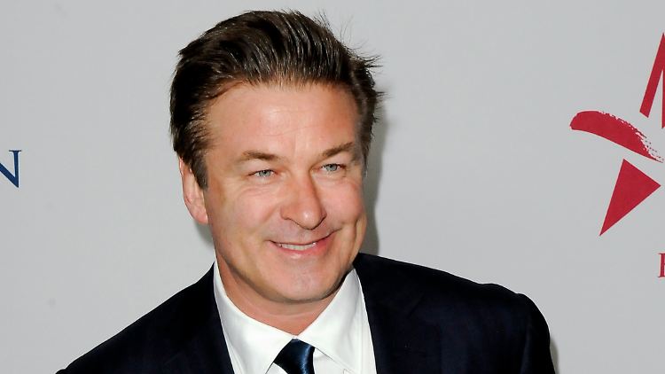 Alec Baldwin flog aus dem Flugzeug, weil er sein Mobiltelefon nicht ausschalten wollte.
