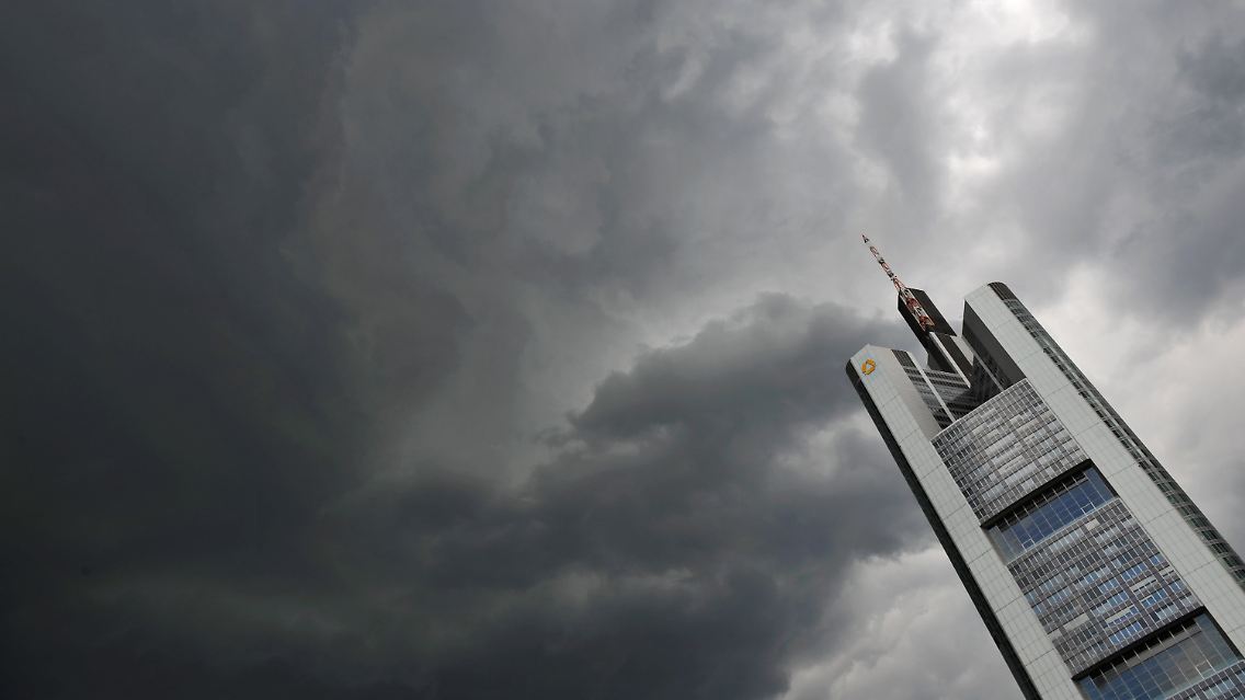 Dunkle Wolken über der Commerzbank-Zentrale in Frankfurt.