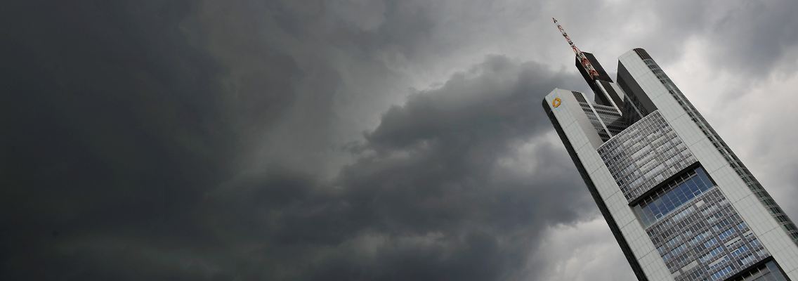 Dunkle Wolken über der Commerzbank-Zentrale in Frankfurt.