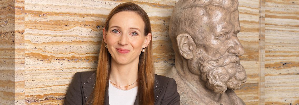 Die Henkel-Erbin Simone Bagel-Trah neben der Büste des Firmengründers Fritz Henkel.