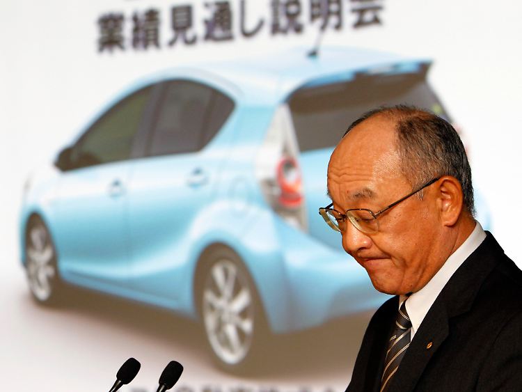 Kein leichter Gang: Toyota-Vize-Präsident Satoshi Ozawa tritt in Tokio vor die Mikrophone.