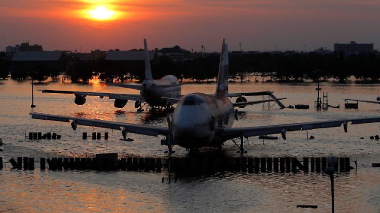 Abenstimmung über dem Bangkoker Inlandsflughafen "Don Muang": In einigen Regionen steht das Wasser seit Anfang Juli.