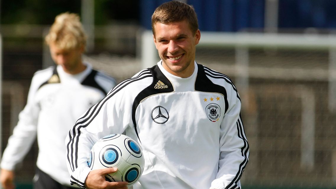Zurzeit ist Lukas Podolski wieder da. wo er sich am wohlsten fühlt - bei der Nationalmannschaft.