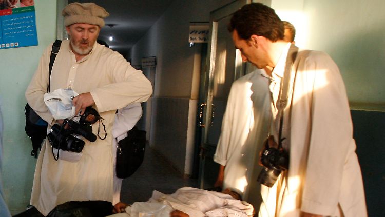 Farrell (links) und Munadi (rechts) hatten noch vor wenigen Tagen Verletzte im Krankenhaus Kundus aufgesucht.