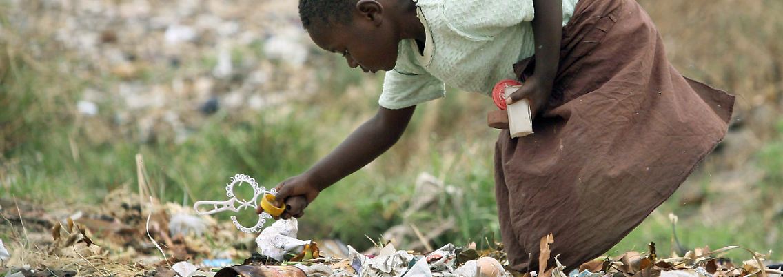 Ein Mädchen im simbabwischen Chitungwiza durchsucht den Müll nach Nahrungsmitteln.