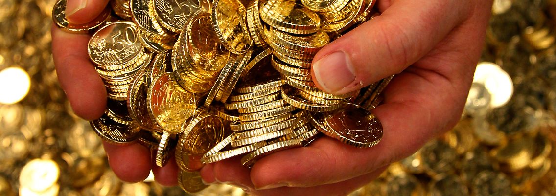 Beide Hände voller Geld.