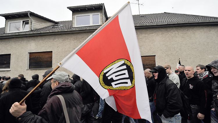 NPD-Anhänger bei einer Demonstration im hessischen Friedberg.