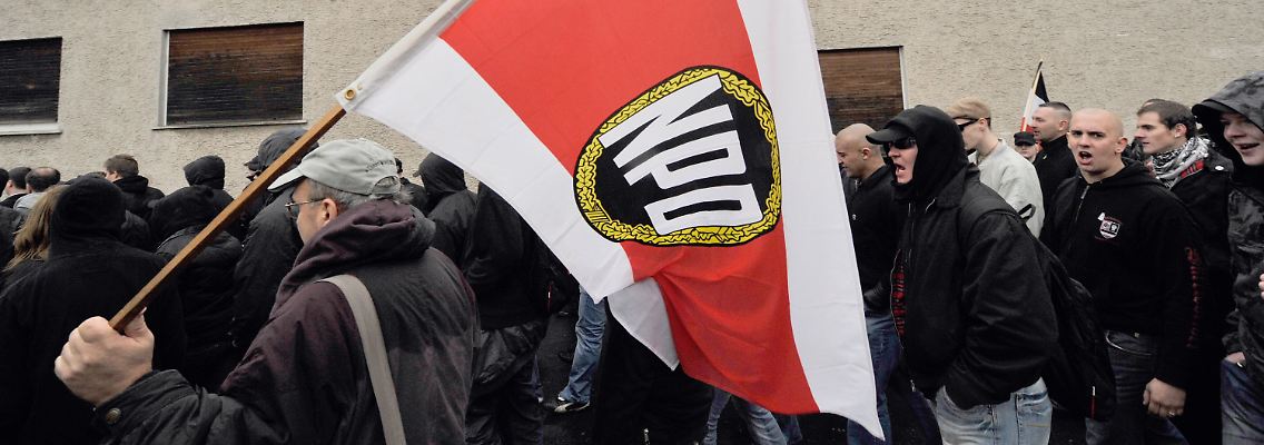 NPD-Anhänger bei einer Demonstration im hessischen Friedberg.