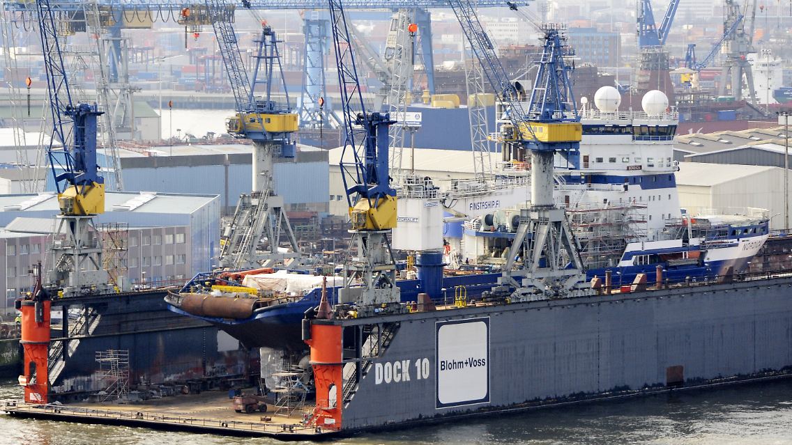 Ein Schiff liegt im Dock 10 der Werft Blohm & Voss in Hamburg.