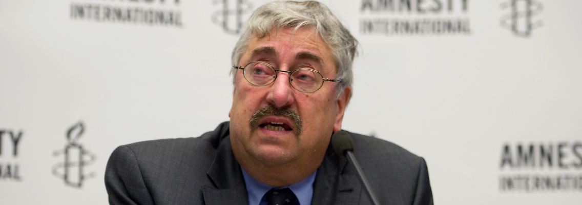 Wolfgang Grenz, Generalsekretär von Amnesty International in Deutschland, stellt den Bericht vor.