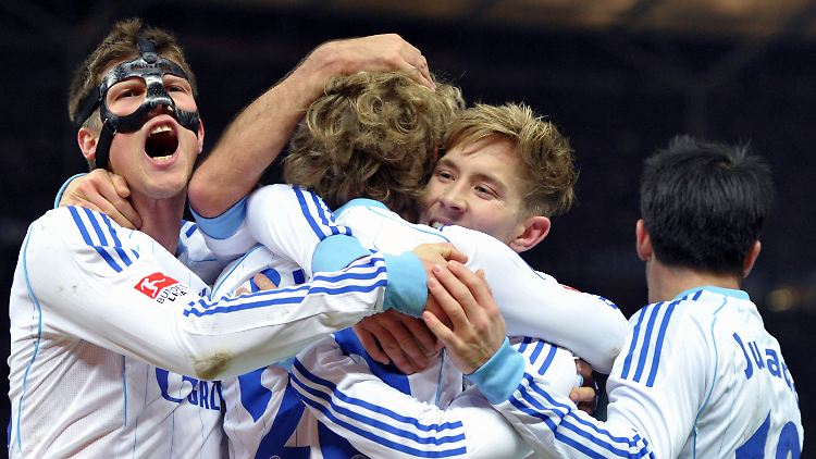 Die Schalker freuen sich, allen voran die Torschützen Jan Klaas Huntelaar (l) und Teemu Pukki (M).