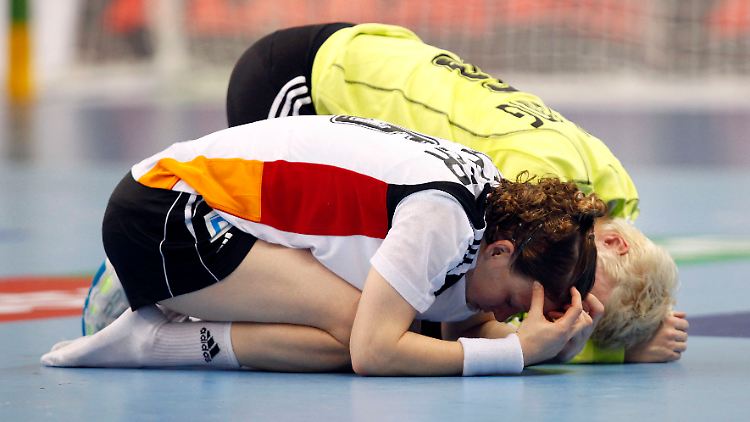 Die Leere nach dem Aus: Sabrina Richter (vorn) kniet nach dem Schlusspfiff enttäuscht auf dem Spielfeld, während Clara Woltering sie zu trösten versucht.