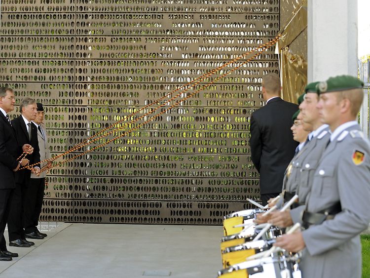 Die Einweihungszeremonie des Ehrenmals.