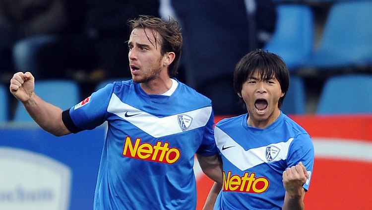 Bochums Faton Toski und Takashi Inui (r.) jubeln über Inuis Tor zum 1:0.
