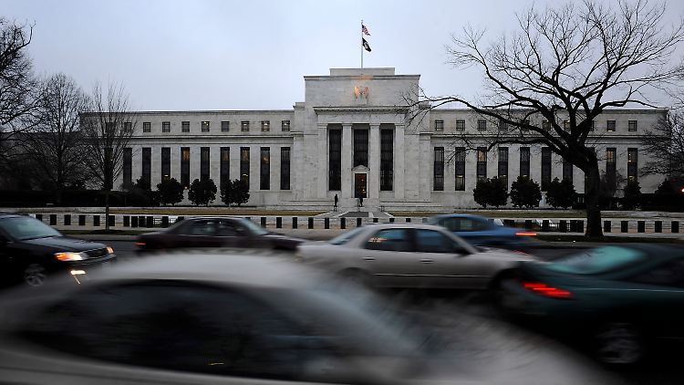 Es wird wieder: Die Fed lässt dem Leitzins unverändert, ist aber optimistisch, was die Konjunktur angeht.