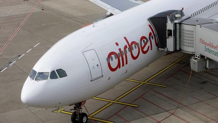 Die Passagierzahlen sinken und der Umsatz auch. Dennoch verdient Air Berlin mehr Geld.