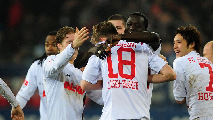 Alle auf einen: Der FC Augsburg feiert seinen Torschützen Jan-Ingwer Callsen-Bracker, der später zum Siegtorschützen wurde.