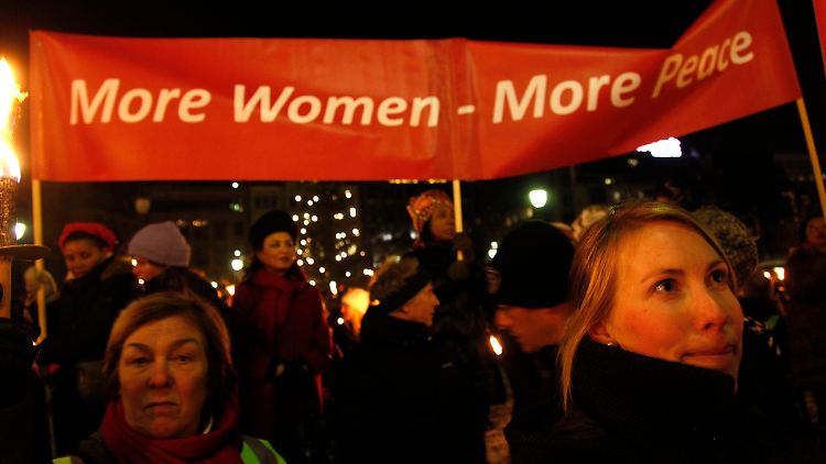 "Mehr Frauen - mehr Frieden": Vor dem Grand Hotel in Oslo begrüßt die Menge die Verleihung des Preises an drei Frauen.