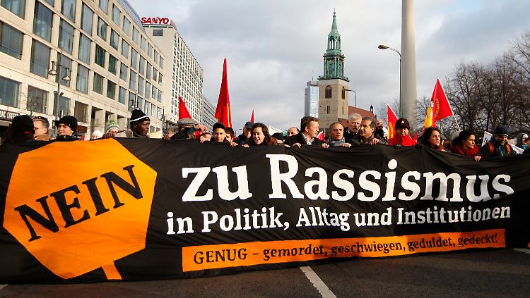 Hunderte Menschen protestieren in Berlin am Tag der Menschenrechte gegen Rassismus.