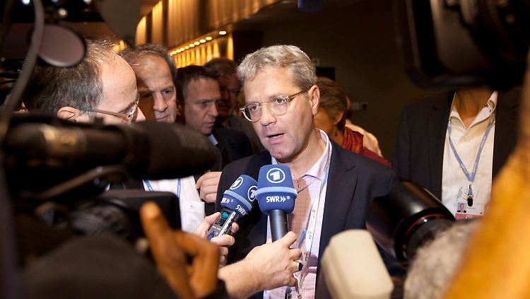 Bundesumweltminister Röttgen ist die Erschöpfung anzusehen.