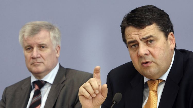 Vor nicht allzu langer Zeit waren Seehofer (l.) und Gabriel Kollegen im Kabinett Merkel.