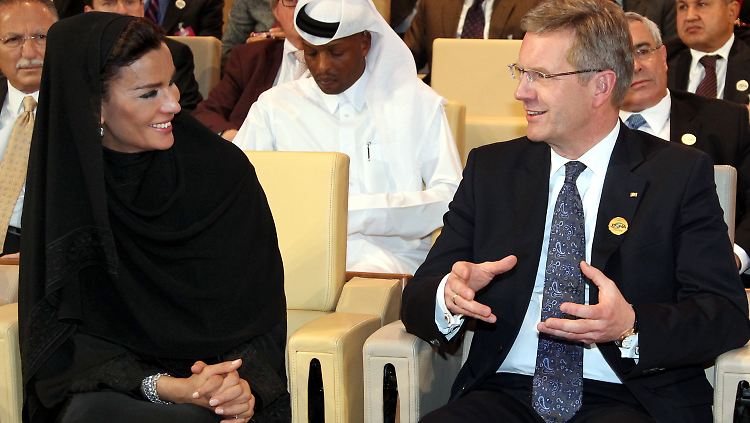 Bundespräsident Wulff unterhält sich mit der Frau des Emirs von Katar, Scheicha Moza bint Nasser.