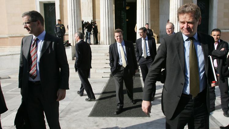 Die dunkelgrauen Männer sind wieder in Athen.