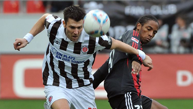 Caiuby von Ingolstadt (r) und Fabian Boll von St. Pauli kämpfen um den Ball.