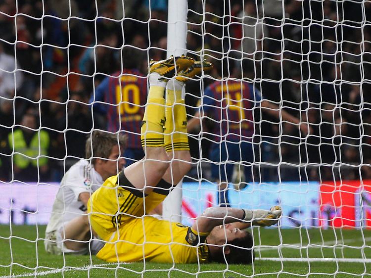Endgültig geschlagen: Real-Keeper Iker Casillas liegt nach dem 3:1 für Barcelona im eigenen Tor.