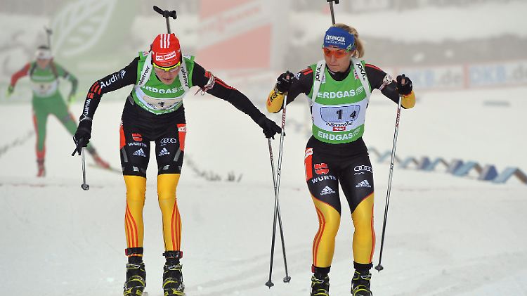 Tina Bachmann schickt Schlussläuferin Magdalena Neuner in die Loipe, doch auch die schaffte keinen Podestplatz mehr.