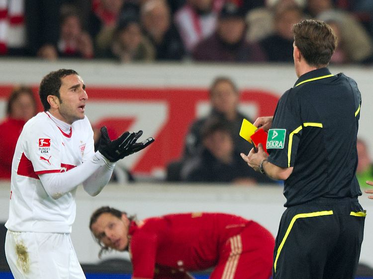 Cristian Molinaro sah nach 29 Minuten Gelb-Rot - nach einem unnötigen Einsteigen gegen Arjen Robben.