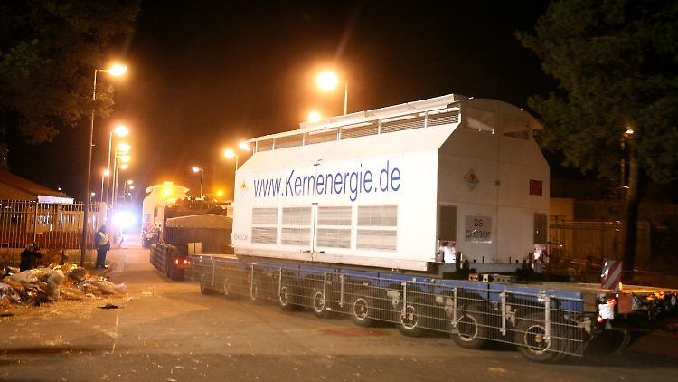 Ein Transport mit hochradioaktivem Atommüll aus der Wiederaufbereitungsanlage in La Hague erreicht in der Nacht zum 11.11.2008 das Zwischenlager in Gorleben.