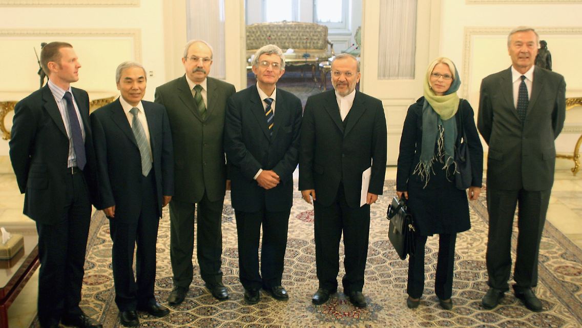 Irans Außenminister Mottaki (3vr) übergibt die Papiere an die Botschafter der Sechser-Gruppe.