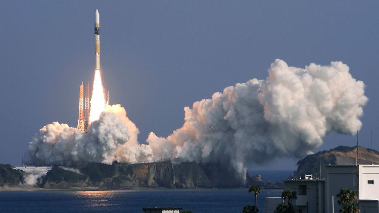 Eine H-2A-Rackete schießt den Satelliten ins All.
