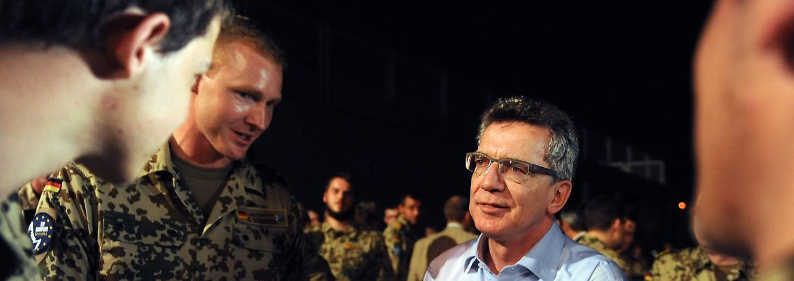 Verteidigungsminister de Maizière braucht mehr Soldaten für den Abzug als gedacht.