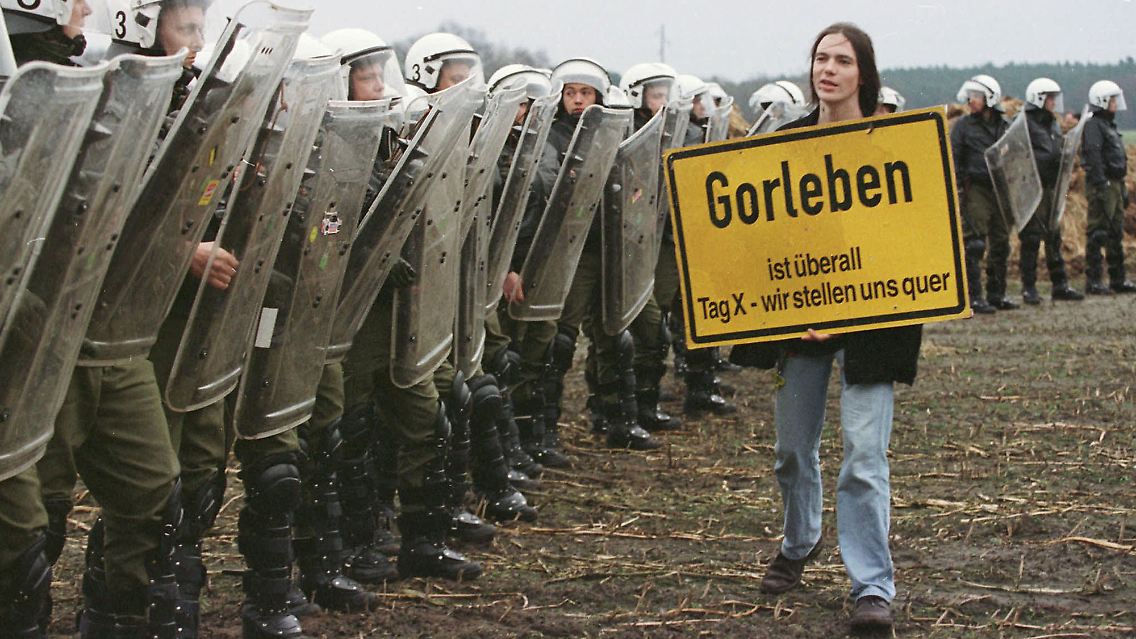 1997: Atomkraftgegner protestieren auf einem Feld vor dem Verladekran in Dannenberg in der Nähe von Gorleben.