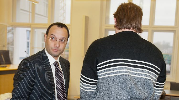 Der Angeklagte (r.) steht  im Gerichtssaal des Landgerichts in Regensburg neben seinem Verteidiger Adam Ahmed.
