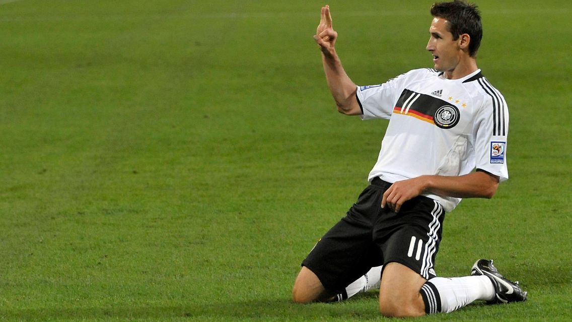 Hier sieht er doch ganz fröhlich aus: Miroslav Klose feiert sein erstes Tor gegen Aserbaidschan.