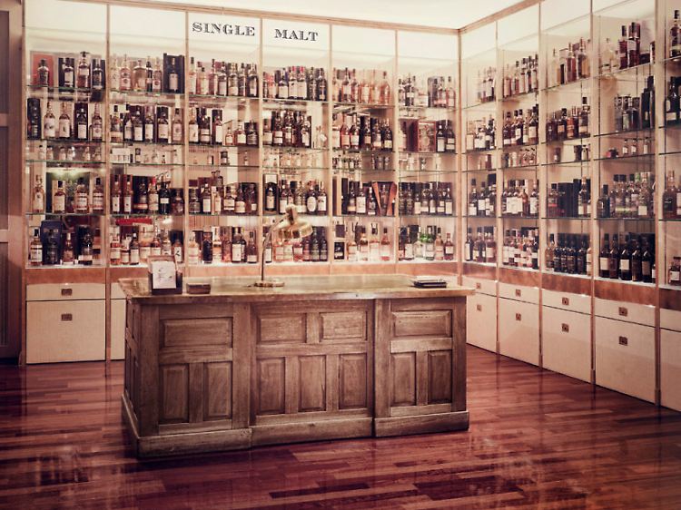 In den Whisky-Regalen von Whisky & Cigars finden sich mehrere hundert Abfüllungen aus diversen Ländern.