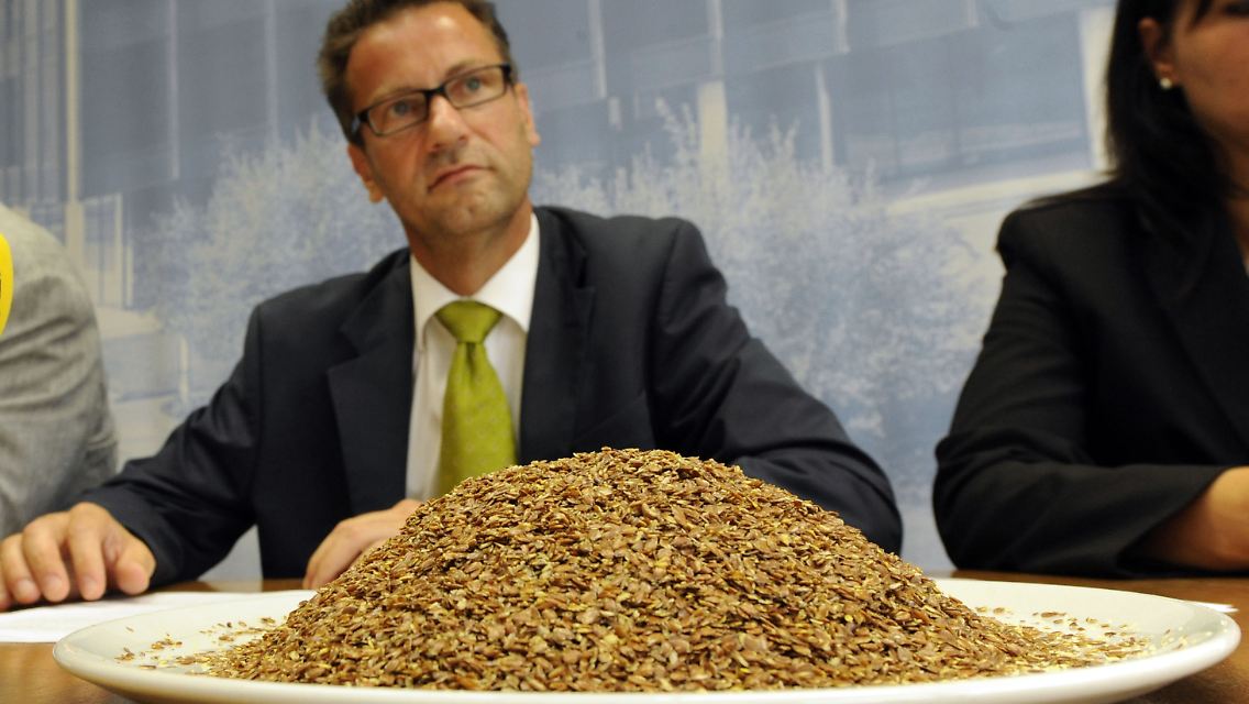 Der baden-württembergische Landwirtschaftsminister Hauk sitzt während einer Pressekonferenz hinter einem mit Leinsamen bedeckten Teller.