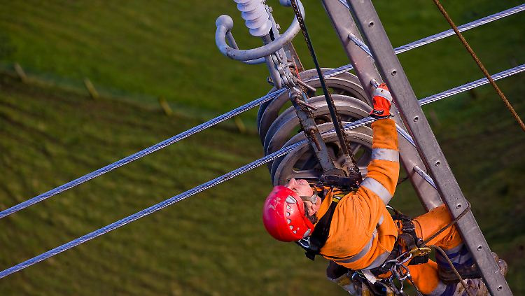 Arbeiten an der Überlandleitung: Eon hat sich den Atomausstieg und seine Folgen nicht ausgesucht.