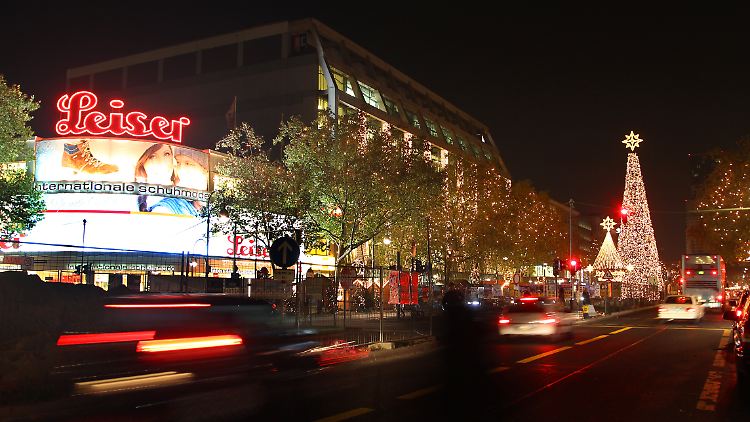 Festlich illuminierte Tauentzienstraße: Die Gegend will zu altem Glanz zürück.