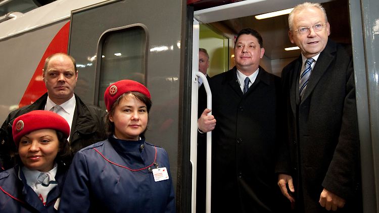 Großer Bahnhof: Bahnchef Rüdiger Grube (r) und der russische RZD-Vizepräsident Michail Akulow (2.v.r) steigen im Hauptbahnhof in Berlin in einen Zug der wieder eingeführten Verbindung zwischen Moskau, Berlin und Paris.