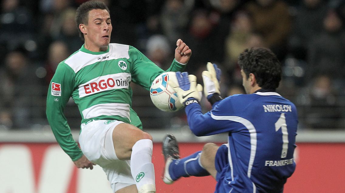 Das hat noch geklappt: Fürths Edgar Prib lupft den Ball über den Frankfurter Torhüter Oka Nikolov hinweg.