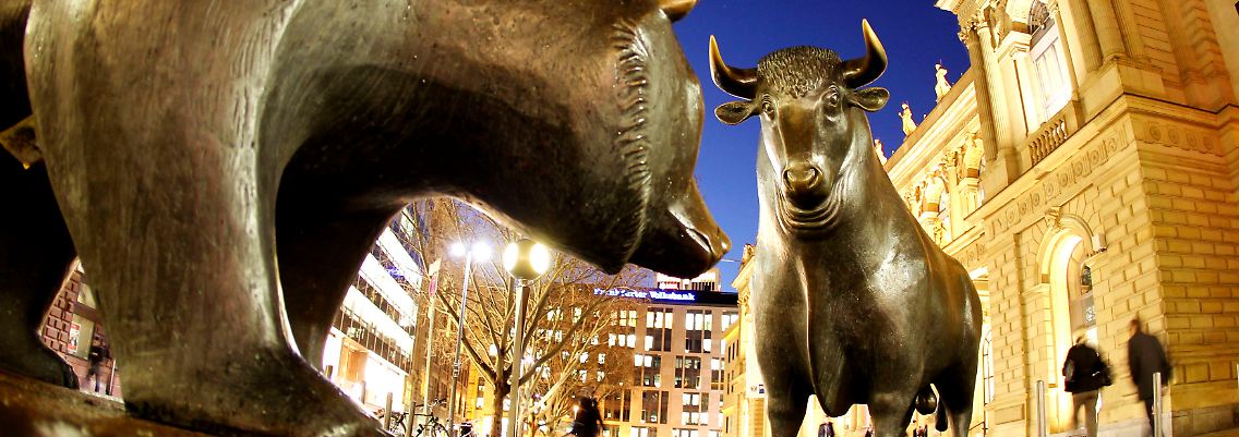 Der stumme Tanz von Bär und Bulle: Bronze-Symbolik vor der Frankfurter Börse.